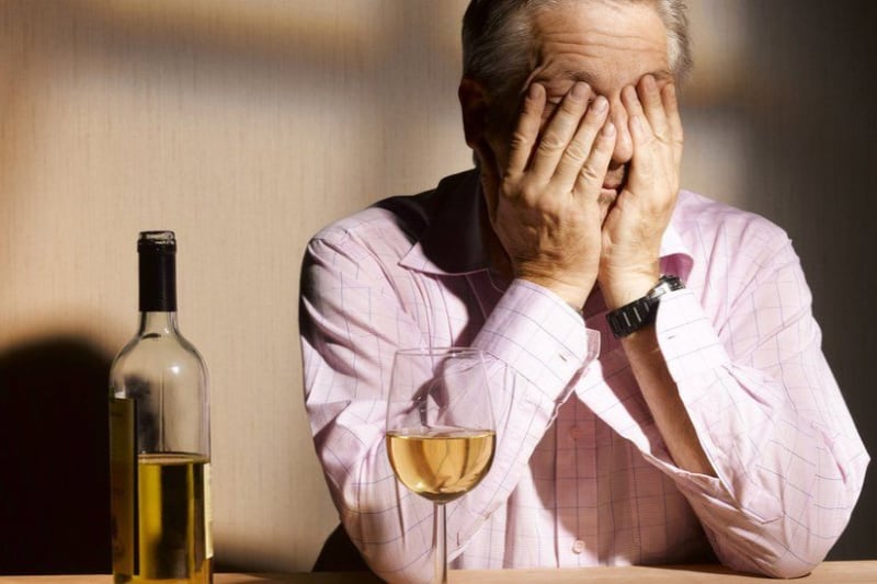 شوهرم خیلی مشروب میخوره چکار کنم؟ چگونه با اعتیاد به الکل همسرم مقابله کنم؟