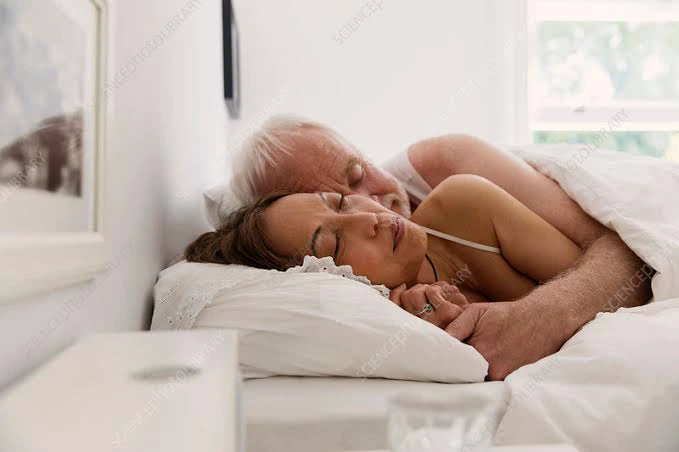 چرا زوج ها باید بدون لباس بخوابند؟/برهنه خوابیدن چه فوایدی دارد؟ اختصاصی چمدون