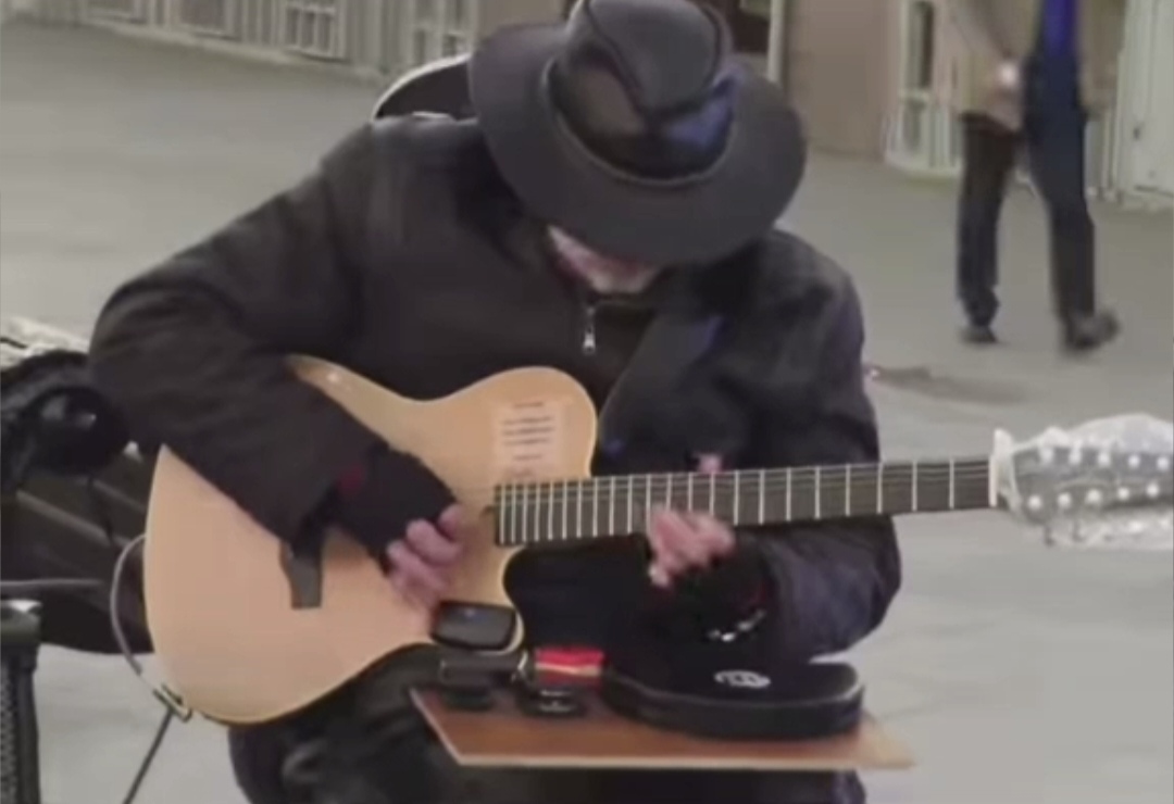نوازنده روس : بیشترین درخواست ،اجرای آهنگ معروف استاد بیژن مرتضوی است/ او یکی از جاذبه های گردشگری شهر مسکوست