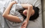 چرا می خوابم‌ عرق می کنم ؟ دلایل و درمان