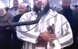 فیلم ببینید/ برخورد جالب امام جماعت با یک گربه در هنگام نماز