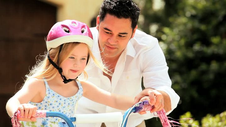 یک پدر نمونه چگونه با دخترش رفتار می کند ؟بایدها و نبایدهایی که مهم هستند