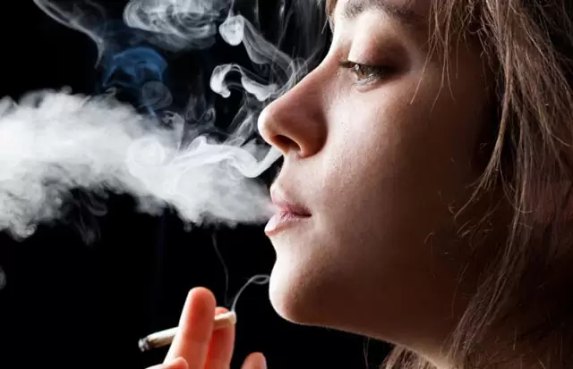 خانمم قسم می‌خورد سیگاری نیست اما دهانش بوی سیگار می‌دهد!