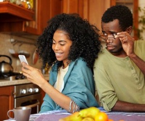 چگونه شک خود را نسبت به ارتباط اینترنتی همسر بر طرف کنیم؟