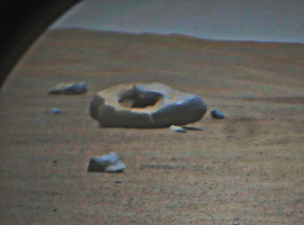 مشاهده شدن سنگ عجیبی در مریخ+عکس