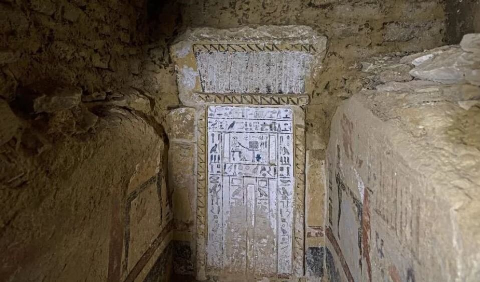 باستان شناسان یک مومیایی عجیب مصری را در عمق چاه کشف کردند/چمدون