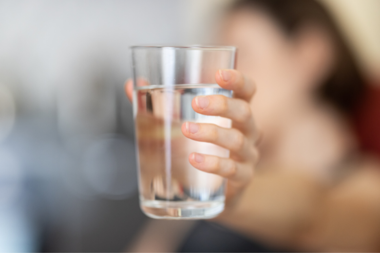 ۶ نکته که به شما کمک می کند آب بیشتری بنوشید!