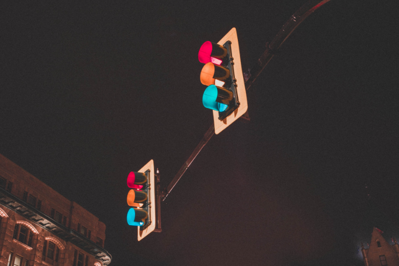 چرا چراغ های راهنمایی سبز ، زرد و قرمز هستند؟!