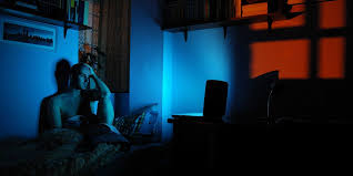 ۱۰ خطر احتمالی خوابیدن با لامپ خاموش