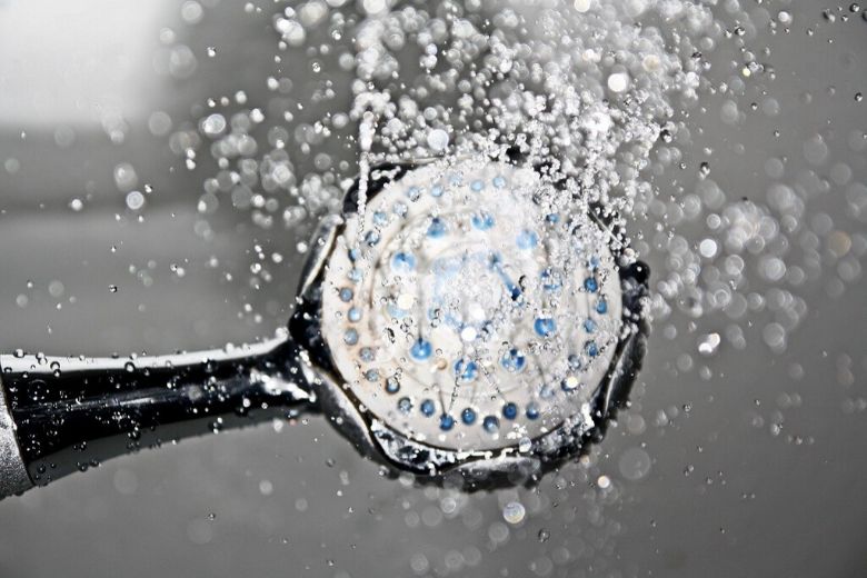 ۶ دلیل برای اینکه چرا باید دوش آب سرد داشته باشید