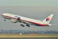 لحظه ناپدید شدن هواپیمای مسافربری مالزی توسط سه شیء ناشناس + فیلم‌