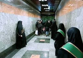 تصاویر دختر نیمه‌برهنه در متروی تهران/ پاسخ‌های وقیحانه به تذکر مودبانه مسافران
